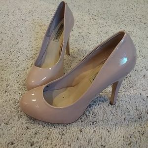 Nude patent leather pumps